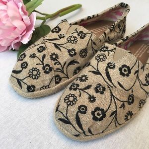 Flowered Tan Toms Shoes size 7W